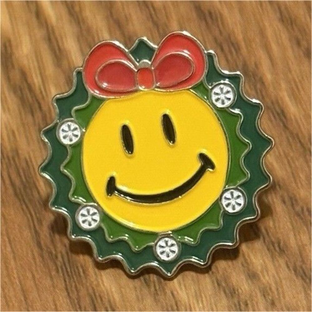 Walmart Smiley Face Christmas Holiday Wreath Enamel Metal Lapel Pin Yellow Green